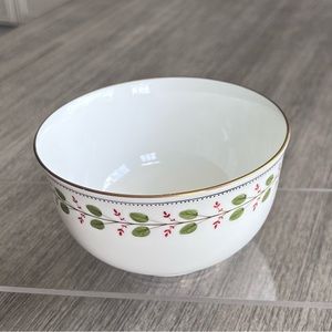 Vintage Wedgwood Floria pattern bowl in like new condition.